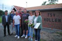 Der erste Vorsitzende Henry Springer(links) mit den Geehrten vom TSV Hollen.