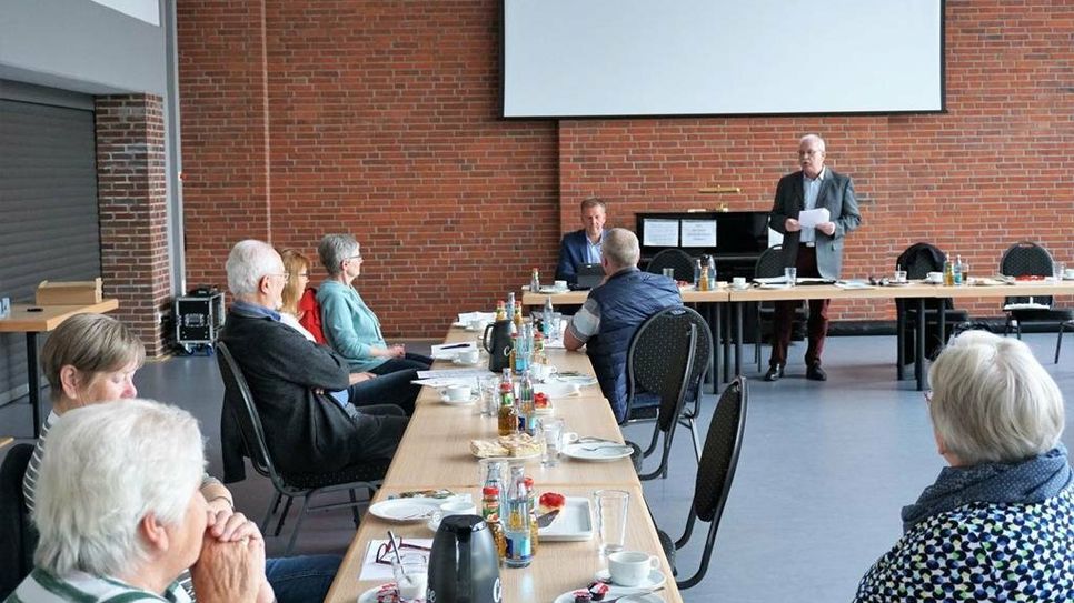 Mit Interesse folgten die Mitglieder des Seniorenbeirates den Berichten von Bürgermeister Guido Dieckmann und Harald Sommerfeld (Vorsitzender re.).