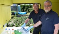 Von 9 bis 11 Uhr untersuchen Matthias Ahlbrecht und Harald Guelzow gegen eine Gebühr von 12 Euro Brunnenwasserproben in ihrem Labormobil.