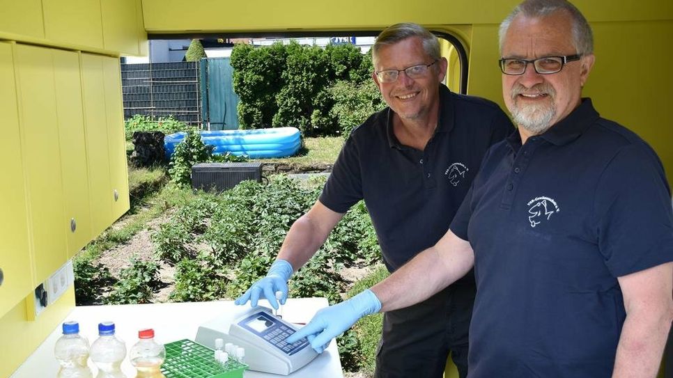 Von 9 bis 11 Uhr untersuchen Matthias Ahlbrecht und Harald Guelzow gegen eine Gebühr von 12 Euro Brunnenwasserproben in ihrem Labormobil.