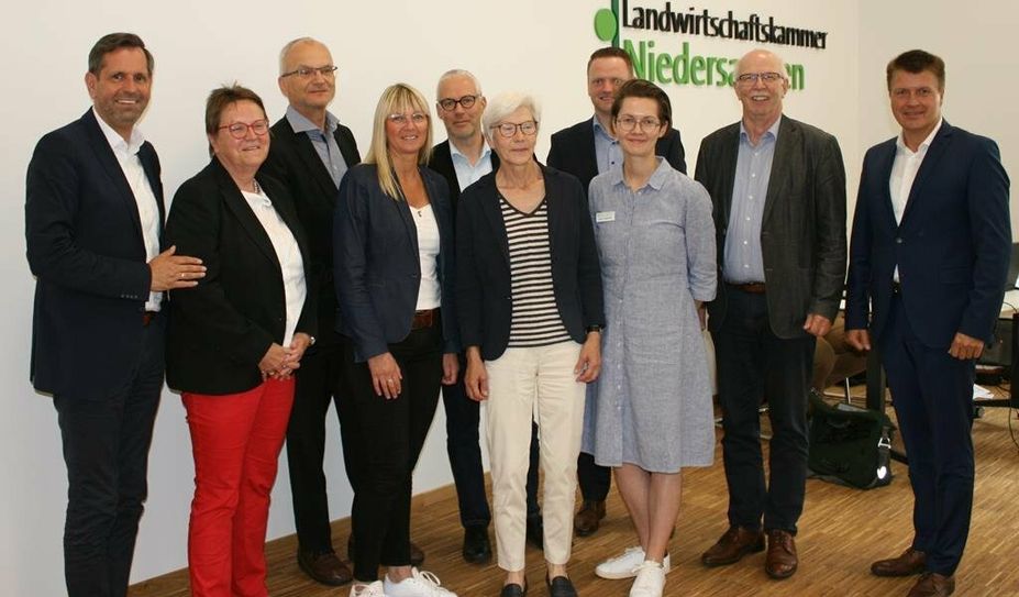 Olaf Lies, Niedersächsischer Umwelt- und Energieminister (ganz links) führte aus, dass zusätzlich zum Ausbau der Windenergie insgesamt 65 Gigawatt aus Photovoltaik stammen müssen.