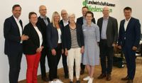 Olaf Lies, Niedersächsischer Umwelt- und Energieminister (ganz links) führte aus, dass zusätzlich zum Ausbau der Windenergie insgesamt 65 Gigawatt aus Photovoltaik stammen müssen.