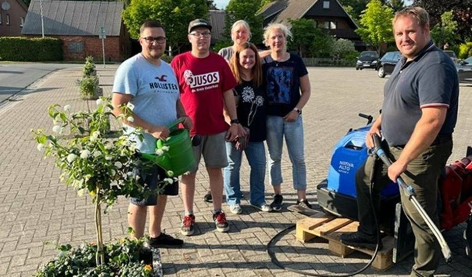 (v.l.) Fraktionsvorsitzender Dennis Bamberg, Youri Steeneck, Bürgermeisterin Frauke Schüneman, Anika Taube, Verena Hagenah und Julian Fischer.