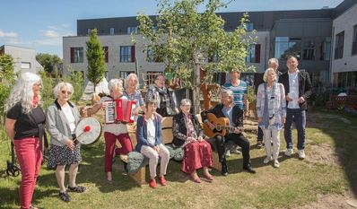 Von Dr. Karl Adamek (Bildmitte, mit Gitarre) erhielt die SOS-Kindertagesstätte um Quartier Worpswede die Auszeichnung „Canto-Kindergarten“.