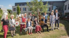 Von Dr. Karl Adamek (Bildmitte, mit Gitarre) erhielt die SOS-Kindertagesstätte um Quartier Worpswede die Auszeichnung „Canto-Kindergarten“.