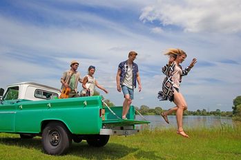 Ein Besuch bei der Fachwerkstatt vor der großen Fahrt in den Urlaub schützt vor ärgerlichen Pannen.
 Foto: djd/Robert Bosch GmbH