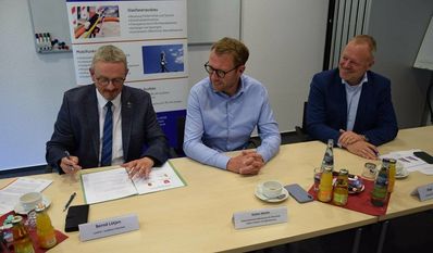 Landrat Bernd Lütjen, Staatssekretär Stefan Muhle und Peer Beyersdorff bei der Unterzeichnung der Kooperationsvereinbarung. Foto: Landkreis Osterholz