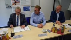 Landrat Bernd Lütjen, Staatssekretär Stefan Muhle und Peer Beyersdorff bei der Unterzeichnung der Kooperationsvereinbarung. Foto: Landkreis Osterholz