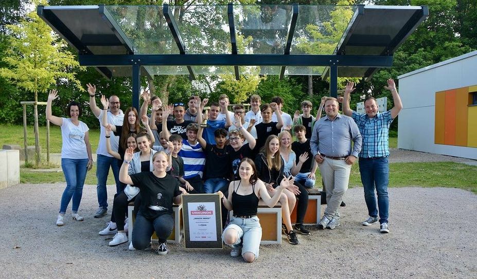 Große Freude bei allen Beteiligten. Das Sitzbank-Projekt der Realschüler:innen hat den 1. Platz im Handwerkswettbewerb belegt.