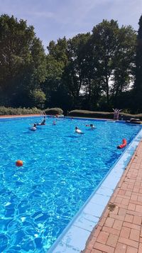 Die Rettungsschwimmer:innen Torben Butt, Patrick Kupczyk, Yvonne Müller, Anja Fromm freuen sich auf die Gäste.