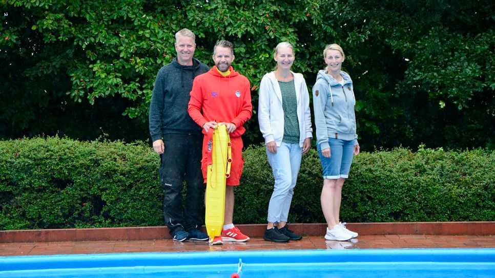 Die Rettungsschwimmer:innen Torben Butt, Patrick Kupczyk, Yvonne Müller, Anja Fromm freuen sich auf die Gäste.