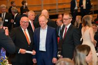 HK-Hauptgeschäftsführer Holger Bartsch, Festredner Prof. Clemens Fuest, Präsident des ifo-Instituts, und IHK-Präsident Matthias Kohlmann gut gelaunt im Stadeum