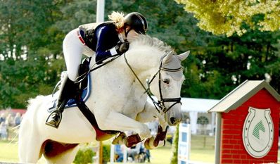 Bilke Lätjen beim Naturtrophy-Springen.