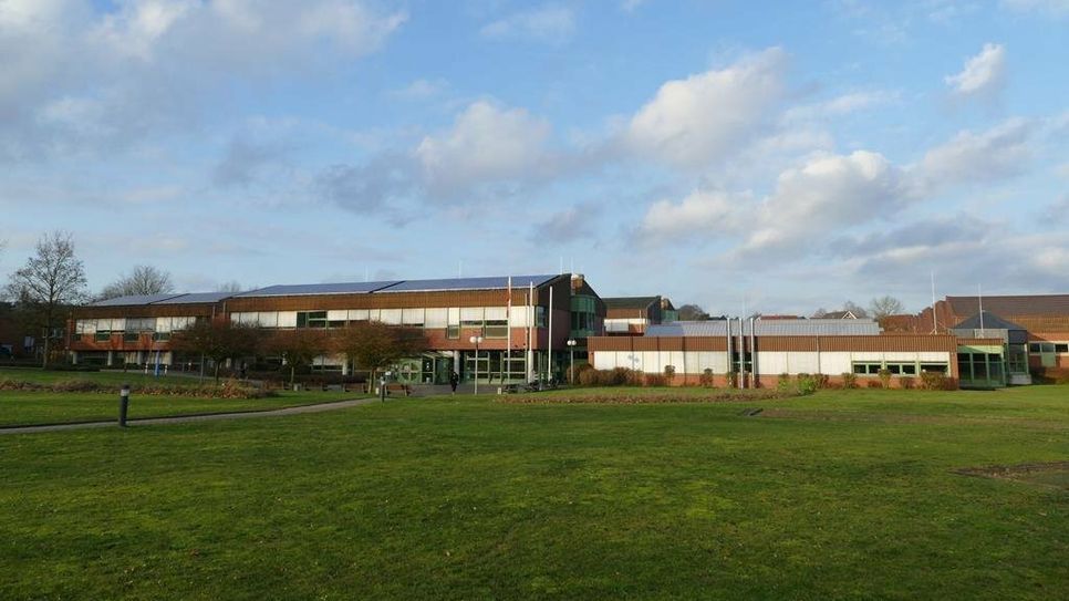 Das Hauptgebäude der Berufsbildenden Schulen in Osterholz-Scharmbeck wurde zum Ziel einer Bombendrohung. Die Polizei konnte nach einem mehrstündigen Einsatz jedoch Entwarnung geben. Foto: bbs-ohz.de