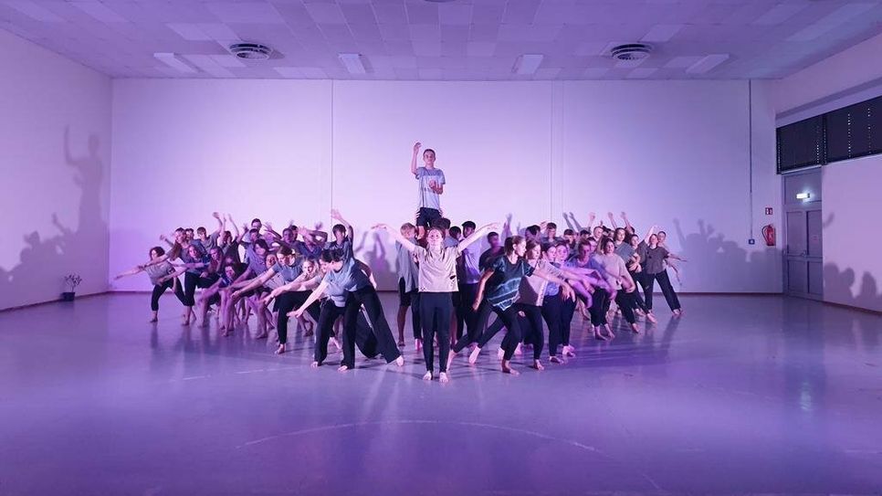 Der zehnte Jahrgang der IGS erarbeitete mit dem Bremer Choreographen Wilfried van Poppel ein 45-minütiges Tanztheater. Foto: tobo