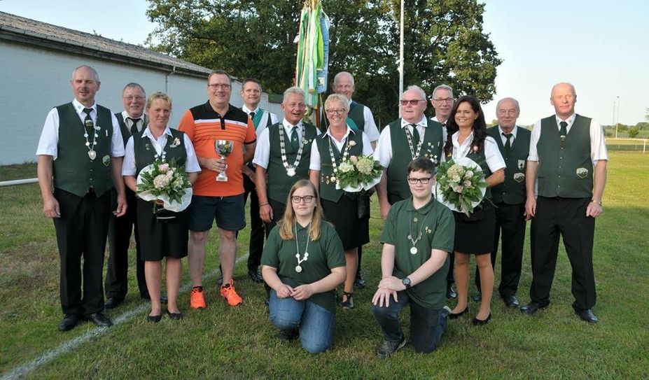 Das komplette Königshaus mit Jugendmajestäten, Volkskönig, Fahnenträger und Vorsitzende freut sich auf ein schönes Schützenfest. Fotos: eb