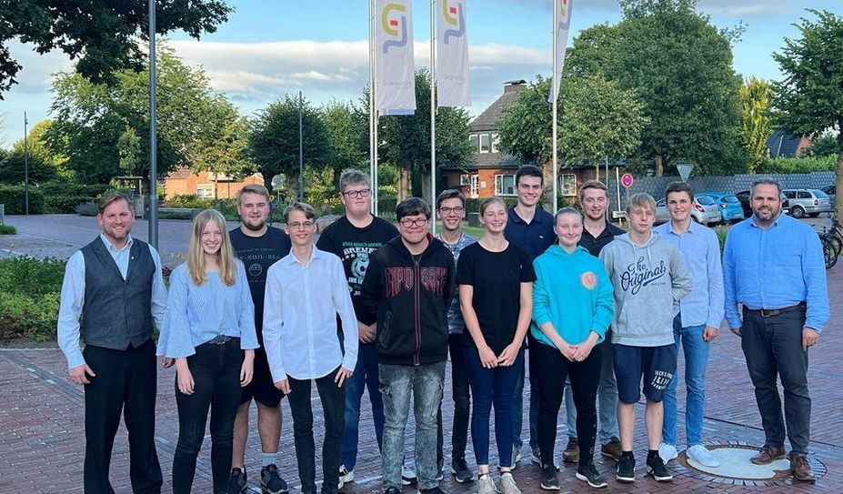 Bürgermeister Marc Breitenfeld (li.) und Geschäftsbereichsleiter Marcel van der Pütten (re.) mit dem neuen Jugendrat der Gemeinde Gnarrenburg.