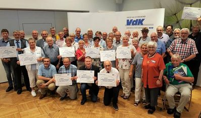 VdK-Chef Stubbe und ruft zum Mitmachen auf: „Machen Sie wie wir ein Foto mit unseren Forderungen und teilen es in den sozialen Netzwerken.