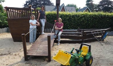 Sandra Franetzki (v. li.), Karin Mahlandt und Andrea Scheffler freuen sich auf das Sommerfest am 16. Juli.