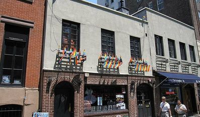 Der Christopher Street Day nahm nach einer Razzia im Stonewall Inn (rechts) 1969 seinen Anfang. Seine Buntheit ist kämpferisch und steht für die Gleichberechtigung der queeren Community.