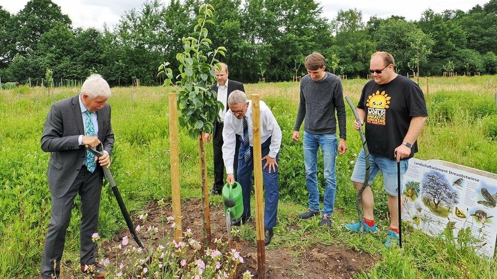 Klaus Sass und Landrat Bernd Lütjen unterstützen das Hofprojekt nicht nur politisch, sondern auch tatkräftig und pflanzten einen weiteren besonderen Obstbaum.