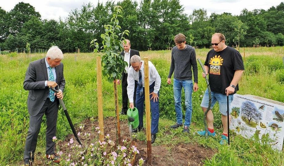 Klaus Sass und Landrat Bernd Lütjen unterstützen das Hofprojekt nicht nur politisch, sondern auch tatkräftig und pflanzten einen weiteren besonderen Obstbaum.