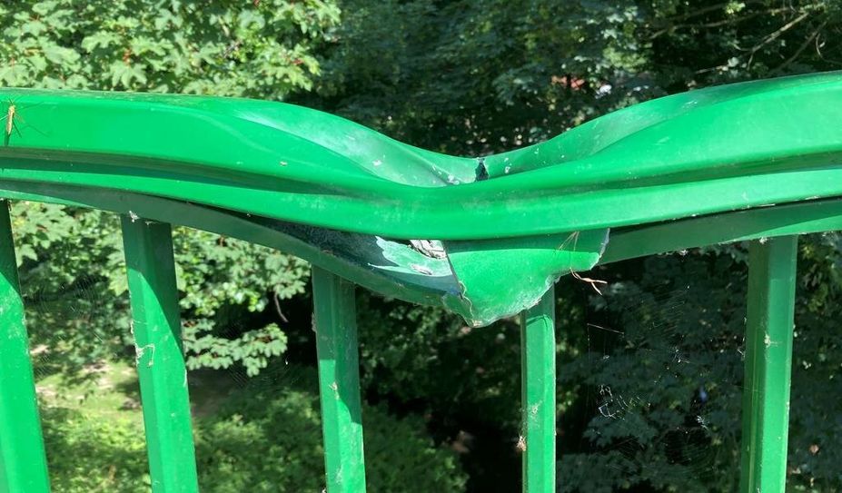 Einen ungewöhlich starken Schaden hat der Landkreis am Geländer einer Brücke am Scharmbecker Bach entdeckt. Foto: eb