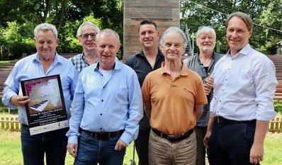 Freuen sich auf einen launigen Abend (von links): Rolf Grotheer (TV Falkenberg), Jörg Flömer (1. Vorsitzender der Freilichtbühne), Dietmar Niehaus (Rotary-Club Worpswede), Oliver Kohlmann und Dieter Klau-Emken (Darsteller), Wilfried Lefeld (Marketing Freilichtbühne) und Jens Themsen (Volksbank). Foto: akl