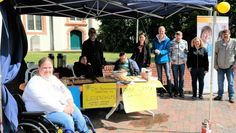 Auf dem Marktplatz in Osterholz-Scharmbeck boten die Mitglieder des Bewohner:innen-Beirats der Lebenshilfe Kuchen und andere selbstgemachte Leckereien gegen eine Spende an. Foto: eb