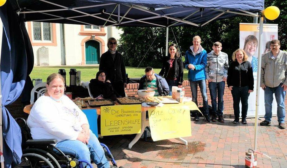 Auf dem Marktplatz in Osterholz-Scharmbeck boten die Mitglieder des Bewohner:innen-Beirats der Lebenshilfe Kuchen und andere selbstgemachte Leckereien gegen eine Spende an. Foto: eb
