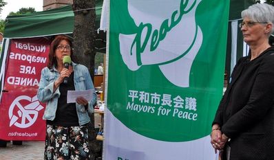 Am Flaggentag der Städtebündnisses „Mayor for Peace“ schloss die stellvertretende Bürgermeisterin Brigitte Neuner-Krämer (links) das Paket mit 540 Origamis, das jetzt auf dem Weg nach Hiroshima ist. Foto: eb