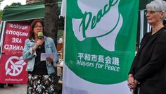 Am Flaggentag der Städtebündnisses „Mayor for Peace“ schloss die stellvertretende Bürgermeisterin Brigitte Neuner-Krämer (links) das Paket mit 540 Origamis, das jetzt auf dem Weg nach Hiroshima ist. Foto: eb