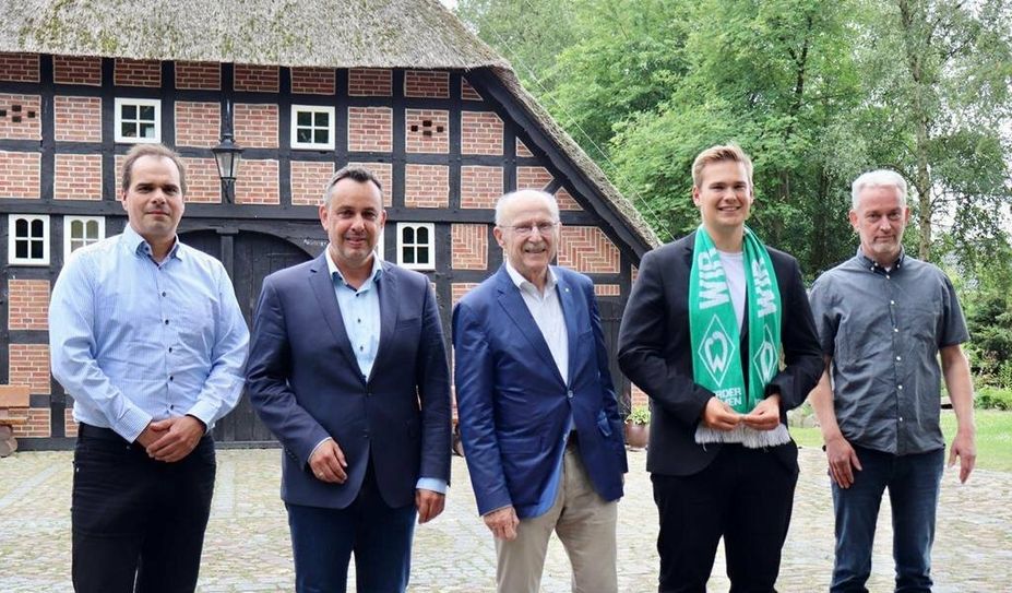 Falko Ostwald, Oliver Lottke, Willi Lemke, Frederik Burdorf und Samtgemeindebürgermeister Gerd Brauns freuen sich auf einen interessanten Abend auf der Museumsanlage in Hambergen.