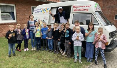 Kurz vor den Ferien gab es eine süße Überraschung vom Förderverein für alle Schüler:innen der Grundschule Börde Lamstedt – hier freuen sich die Leckermäuler der Außenstelle in Mittelstenahe.