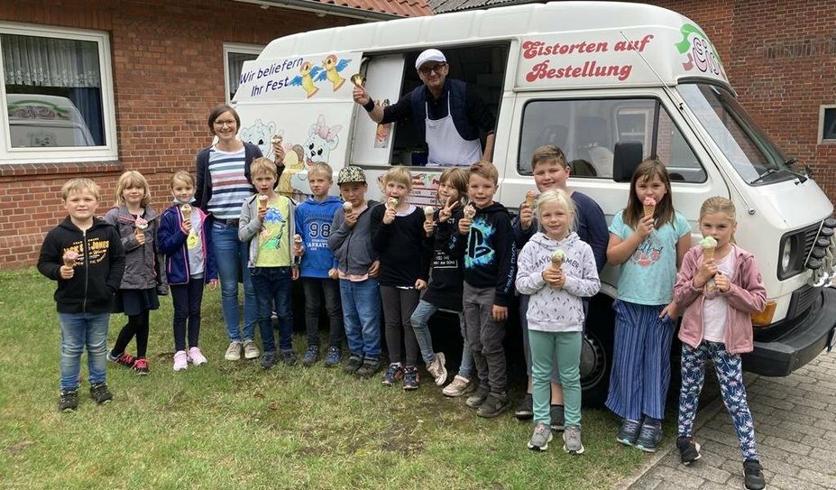 Kurz vor den Ferien gab es eine süße Überraschung vom Förderverein für alle Schüler:innen der Grundschule Börde Lamstedt – hier freuen sich die Leckermäuler der Außenstelle in Mittelstenahe.
