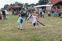 In den Pausen tobten sich die Kinder im Schwertkampf aus