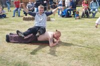 Eine pieksige Angelegenheit: Jasper Finn von den Nebelschwingen dient als Sitzpolster auf dem Nagelbrett