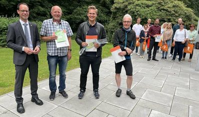 Dezernent Dominik Vinbruck verteilte die Auszeichnungen unter anderem an Rainer Lüllmann, Frederik Burdorf und Carsten Berg für die besten Einzelergebnisse,