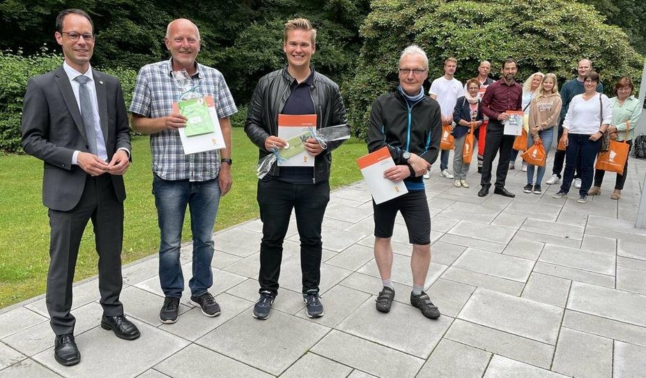 Dezernent Dominik Vinbruck verteilte die Auszeichnungen unter anderem an Rainer Lüllmann, Frederik Burdorf und Carsten Berg für die besten Einzelergebnisse,