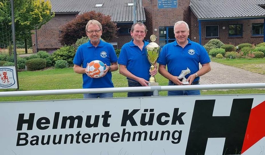 Im Jubiläumsjahr gesellt sich Helmut Kück zu den Hauptsponsoren, der Volksbank und Autohaus Schmolke. Das Orga-Team um (von links) Uwe Böttjer, Ralf Brase und Rolf Tietjen freut sich: so konnten die Preisgelder erhöht werden. Foto: cne