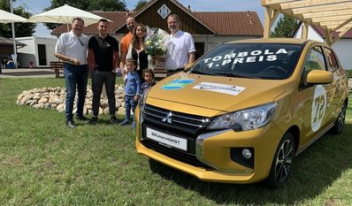 Preisträgerin Nadine Leore (2.v.r.) nimmt die Autoschlüssel für einen Mitsubishi Space von den Ausstellungs-Geschäftsführern Hermann Cordes (l.) und Oliver Moje (r.) entgegen. Foto: eb