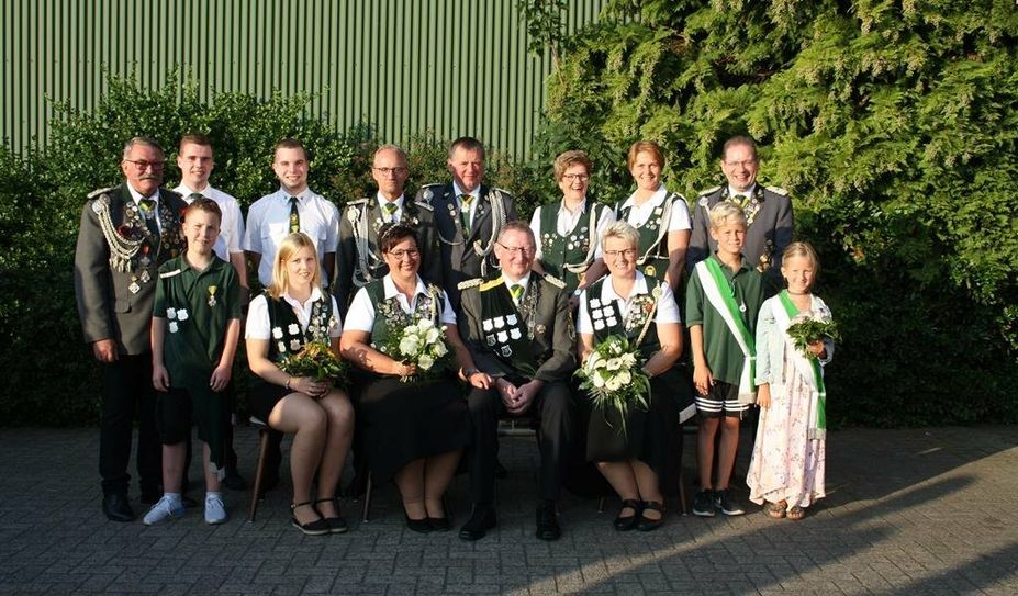 Noch dürfen sie ihren Königstitel tragen. Doch am kommenden Wochenende werden neue Majestäten auf dem Schützenfest in Farven gesucht.