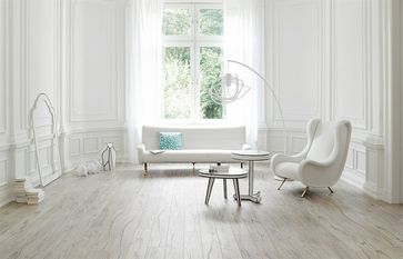 Holz, das gar keines ist: Die täuschend echte Optik länglicher Keramikfliesen strahlt echte Natürlichkeit aus und überzeugt auf dem Boden und an der Wand. So entsteht ein charakterstarkes und behagliches Raumbild.