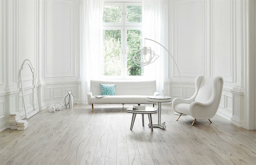 Holz, das gar keines ist: Die täuschend echte Optik länglicher Keramikfliesen strahlt echte Natürlichkeit aus und überzeugt auf dem Boden und an der Wand. So entsteht ein charakterstarkes und behagliches Raumbild.