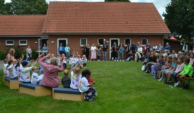 Viele Gäste kamen zum Sommerfest und freuten sich über ein tolles Programm.