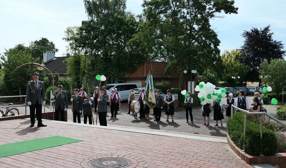 Mitglieder vom Schützenverein Schwanewede statteten den Mitarbeitern den Rathauses einen Besuch ab.