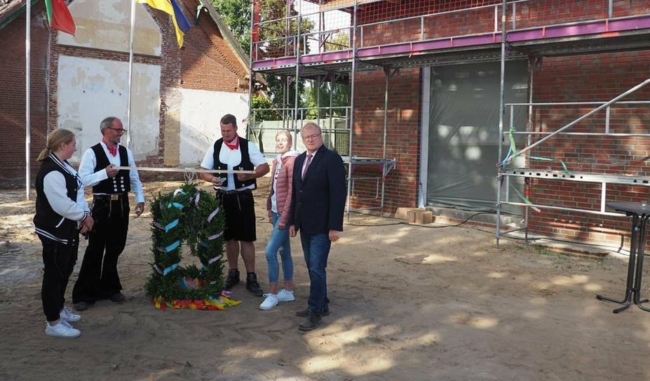 Neele und Aileen Söhl übergaben die Richtkrone, die von Bürgermeister Manfred Knust ausgelöst wurde.