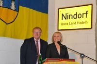 Lamstedts Bürgermeister Manfred Knust und Baudezernentin Babette Bammann freuen sich über den Baufortschritt an der Mehrzweckhalle in Nindorf.