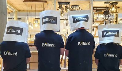 Auch wenn es nicht so aussieht: das Werkverkauf-Team steckt an den Aktionstagen den Kopf nicht in Tüte, sondern freut sich auf  Besuch und schaut der Kundschaft gerne in die Augen.