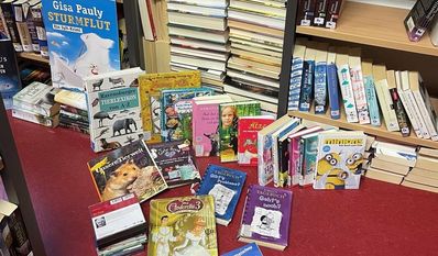 Die Bücherei veranstaltet einen Bücherflohmarkt.